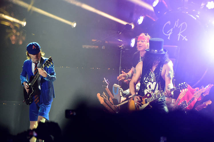 Guns And Roses insieme ad Angus Young live